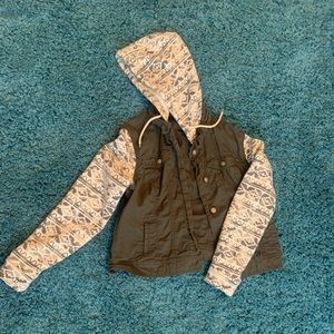 Olive hooded jacket, Aztec designed sleeves&hood. XL runs like medium.